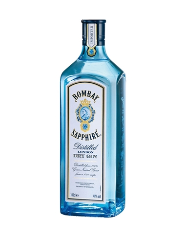 Bombay Sapphire Gin è uno dei Premium Gin più popolari sul ​​mercato per una buona ragione. Questo London Dry Gin si distingue per essere un classico tra  i gin senza avere un ingrediente particolarmente aggressivo e schiacciante sugli altri  botanici, è questo che lo rende ideale per la miscelazione in qualsiasi cocktail a base di gin.  Al di là della miscelabilità e  sapore aromatico, Bombay Sapphire è anche disponibile a  prezzi ragionevoli in modo che possa un diventare un riferimento affidabile in ogni bar.  Una delle ragioni per cui questo prodotto è unico, risiede  nella sua distillazione in alambicchi Carter Head, ormai più unici che rari, dei quali l’azienda bombay sapphire ne detiene bensì 3. Infatti i botanicals, contrariamente alle tecniche standard di infusione degli stessi nello spirit per essere ridistillati, vengono posizionati in appositi cestelli di rame sopra il liquido da distillare. Questo sistema elimina qualsiasi impurità presente nei botanicals stessi , in quanto solo il vapore attraversa gli stessi, estraendo solo i profumi e gli aromi più delicati, donando morbidezza e fragranza al prodotto finale.  Bombay Sapphire e’ anche ideale per introdurre le persone al gin perché non è opprimente e aggressivo, bensì molto attraente e soave al palato per tutti i gusti.  Degustandolo, il Bombay Sapphire si apre con un tocco di ginepro, di agrumi maturi e fragranti note speziate. Il palato è eccezionalmente morbido e permette ai botanici di aprirsi uno ad uno ed amalgamarsi perfettamente con il  ginepro che rimane  leggermente più marcato. Il finale è audace, ma mantiene la il corpo dello spirito, i 10 botanicals si esprimono in perfetto equilibrio  I botanicals che compongono il Bombay Sapphire sono tutt’ altro che segreti, infatti essi sono impressi su ogni bottiglia di distillato. Quello che rimane segreta è la quantità impiegata di ogni uno di essi. BOMBAY