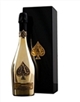 Creato da una miscela dei vini fermi migliori fin da prima della raccolta e invecchiato per un anno intero in botti di legno di quercia di Borgogna e Champagne, il dosaggio conferisce sfumature delicate allo Champagne; come dicono i maestri vinificatori: “un tocco d’anima”. Questa fase è particolarmente importante per conservare il carattere unico di Armand de Brignac: nessun altro vino al mondo comprende la stessa combinazione di vendemmie selezionate meticolosamente provenienti dal nostro terroir privato e nessun altro Champagne invecchia il dosaggio, e non la cuvée principale, in legno di quercia. Meravigliosamente complesso e corposo, ha un aroma fresco e vivace, con leggere note floreali. Il  Brut Gold ha un carattere fruttato naturale e suntuoso al palato, perfettamente integrato con i sentori di pan di brioche del vino. La consistenza dello Champagne è piacevolmente cremosa, con grande profondità associata a un finale lungo e setoso. Il  Brut Gold è ottenuto dalla pigiatura di una miscela perfettamente equilibrata di Chardonnay, Pinot Nero e Pinot Meunier. Le bottiglie di Armand de Brignac brut  sono color oror, decorate e delicate, quindi devono essere manipolate con attenzione, tenendo in considerazione la particolare forma e decorazione. Una volta inserito il tappo e la relativa gabbietta metallica detta “muselet”, essi vengono fissati mediante una capsula nera con impresso il cimiero Armand de Brignac. Durante l’ultima fase di produzione, alla bottiglia vengono applicate quattro targhette di peltro e infine lucidata a mano. In questo modo, ciascuna bottiglia diventa un’opera d’arte unica ed esclusiva. 