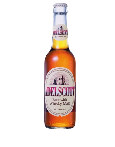 Questa birra deve la sua fama, alla preparazione con malto essiccatosu torba, secondo i procedimenti del whisky scozzese. Colore:ambrato carico e con una schiuma di buona persistenza. Profumo:torbato di cereali e di miele, che richiama con sorprendente efficaciaquello del single malt cui si ispira. Gusto: morbida, dolce evellutata, ma anche grassa e ben strutturata. Le note affumicate siripropongono ancora più accentuate, dominando al gusto e introducendoun finale leggero, gradevolmente dolce e di buona persistenza. ADELSCOTT