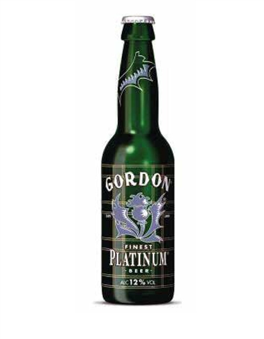 Birra chiara XXXtra Strong, è un autentico gioiello di carattere, il
top nella categoria delle biodi forti.L’alta percentuale di alcol le
conferisce un gusto intenso e una viralità incontestabile, eredità dei
celebri reggimenti dei Gordon Highlanders. È come se scaturisse da
rocce vecchie di milioni di anni. Try if you can!
Dal sapore veluato con un delicato retrogusto amarognol e
dall’abboccato pieno con una forte sensazine di malto, questa birra
diffonde nel palato tutta la sua esplosiva raffinatezza.Per esltare
tutto il suo carattere e il suo gusto unico, va bevuta fredda fra 6° e
7°C. GORDON