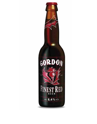 Gamma d'eccezione, le Gordon Finest Beers associano la forza della
seduzione alla forza della persuasione. Le origini scozzesi e il forte
tenore alcolico conferiscono loro allo stesso tempo un gusto morbido
e un carattere esplosivo.
Un colore in sintonia con una personalità calorosa. Un gusto diretto
e preciso, con toni speziati, ma comunque secco. Un finale dolceamaro,
con una nota pepata intrisa di alcol. GORDON