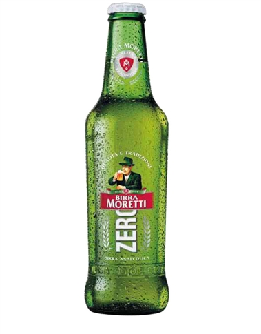 Dalla tradizione, qualità e autorevolezza di Birra Moretti, è nata
“Birra Moretti Zero”, la prima birra italiana a 0 gradi alcolici pensata
per chi desidera gustarsi un’ottima birra senza gli effetti
dell’alcol.
Birra Moretti Zero è una birra chiara, a bassa fermentazione.
Dall’aroma decisamente luppolato con note fruttate, sorprende al
gusto il consumatore più attento con note di pera e ananas, degne
delle più blasonate birre alcoliche. Leggerezza e piacevolezza
durante il consumo completano il profilo di questa birra analcolica
100% birra. Il processo produttivo di Birra Moretti Zero avviene in
modo tradizionale.
L’eliminazione dell’alcol è ottenuto attraverso l’evaporazione, fase
che permette di mantenere il profilo aromatico di una normale birra
alcolica. Birra Moretti Zero si rivolge a chi beve analcolico, a chi è
attento all’apporto calorico quotidiano e a chi pratica sport. Questo
prodotto è adatto a molteplici occasioni di consumo, prime tra tutte
il pranzo e il fuori pasto. MORETTI