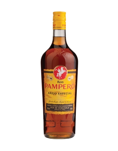 Havana Club Anejo Especial è il risultato di una accurata selezione di rum giovani e invecchiati, uniti per formare una miscela perfettamente bilanciata. Il risultato è un rum dorato che unisce alla leggerezza tipica rum bianchi, lintenso aroma dei rum scuri invecchiati.  Colore chiaro, caldo e ipnoticamente dorato Al naso ha un intenso aroma che ricorda il profumo della canna da zucchero, con note delicate di tabacco e accenni di miele, vaniglia e cannella Al palato è intenso, armonioso e persistente, ma allo stesso tempo possiede la caratteristica leggerezza dei rum havana club.  ABBINAMENTI: Ottimo per la preparazione del Mai Tai e Havana Green. PAMPERO