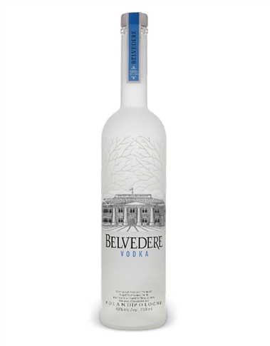 Vodka polacca, ingredienti purissimi, distillazione tradizionale e packaging elegante, caratteristiche che l'hanno resa un simbolo del lusso. ha come principale ingrediente una particolare segale, che cresce solo nelle pianure della regione mazovia. 4 le fasi di distillazione, 11 i filtraggi, 33 i controlli di qualità eseguiti prima di dare il “via libera” al prodotto. aroma con accenni di vaniglia e panna, gusto rotondo e vellutato. formato 1.75 LT BELVEDERE