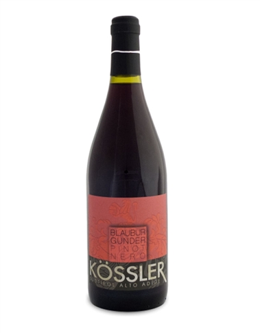  Vino dal colore rosso granato intenso. Al naso si presenta complesso e speziato con belle note di amarena e frutti di bosco. In bocca è solido e profondo con un elegante forza tannica che allunga le sensazioni nel finale. KOSSLER