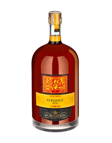 Non alta come il Machu Picchu... ma decisamente gigantesca! Rum Peruano 8 anni in un'edizione speciale limitata da 4.5 litri; solo 336 bottiglie prodotte.  Una delle bottiglie di rum più grandi al mondo, realizzata in Francia per Rum Nation da un importante vetraio, con una retroetichetta che riporta il numero seriale. Un distillato adatto a tutti i palati, piacevole ma mai banale. Colore ambra intenso con riflessi arancio. Profumo dolce, profondo, morbidissimo; la melassa è evidente, come anche le note di cola e chinotto. Non particolarmente esuberante, ma fine e suadente. Al palato risulta corposo, generoso; la dolcezza della melassa è mitigata da note di cioccolato e caffé. Un accenno di te’ al bergamotto e di frutta candita. Il retrogusto è  dolce e mieloso, ma allo stesso tempo pulito e netto. L’alcol si avverte ma non domina sulla morbidezza. Abbinamento suggerito: Valrhona Tanariva 33%: delicato cioccolato al latte di provenienza Madagascar, dalle note burrose che ben si sposano con la morbidezza del rum. RUM NATION